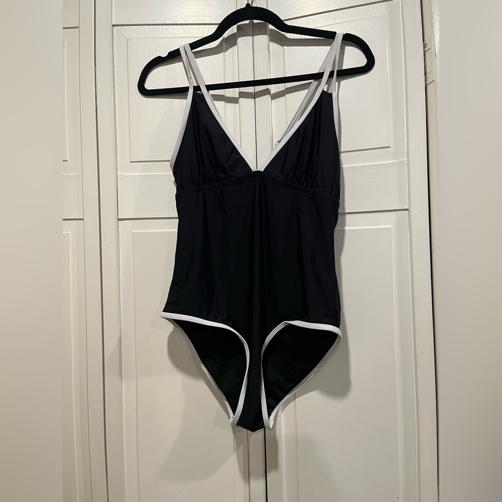 Women’s one piece swimsuit EUC‎  size XL